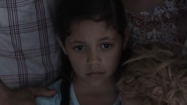 Annie își ține păpușa și arată îngrijorată în insidious: Capitolul 2