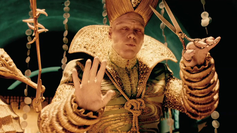 Vincent D'Onofrio ca monstruoasă formă interioară a lui Carl Stargher în celulă, ținând foarfece foarte elaborate