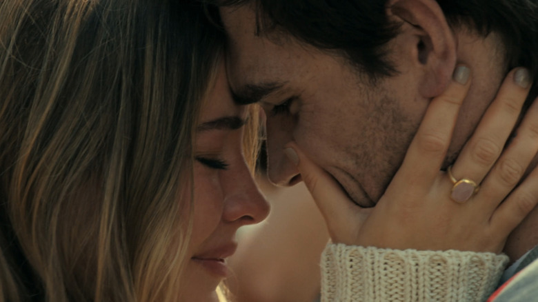Madelyn Clineas Heather Mulgrew și KJ Apa, în timp ce Jack sunt văzuți față în față pe hartă care vă duce