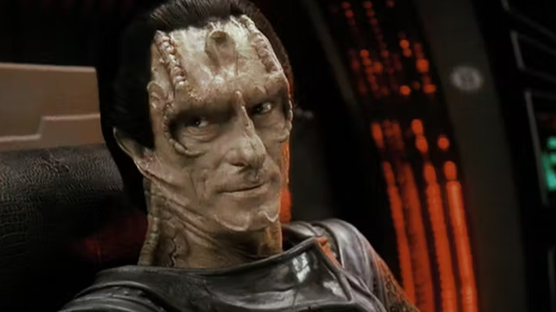 Gul Dukat (Marc Alaimo) se uită peste masă în timp ce formulează un plan în Star Trek: Deep Space Nine