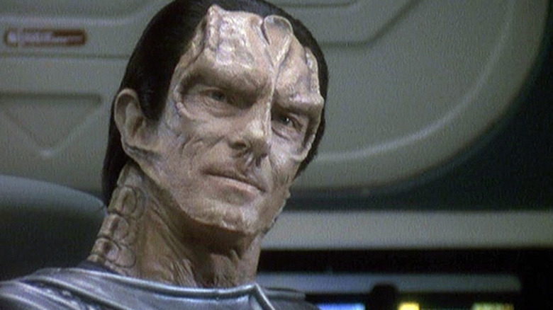 Gul Dukat (Marc Alaimo) preia unele informații în timpul Star Trek: Deep Space Nine