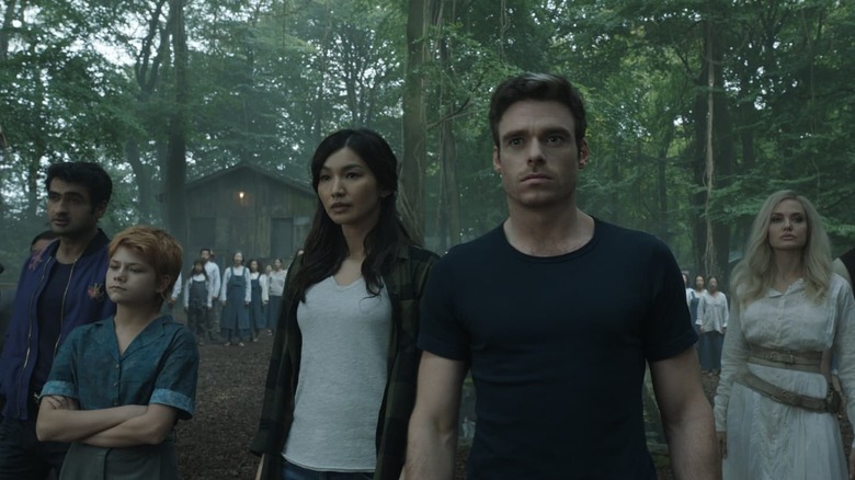 Kingo, Sprite, Sersi, Ikaris și apoi stând împreună într -un sat din Eternal