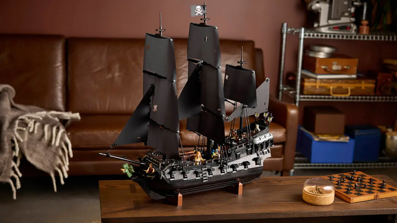 Lego Black Pearl de la Pirații din Caraibe, setat pe o masă