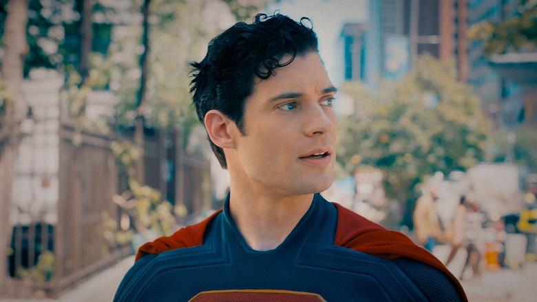 David Corenswet ca Superman pe străzile Metropolis din Superman (2025)