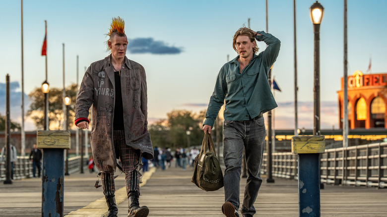 Matt Smith în timp ce Russ mergea pe bordul de bord cu Austin Butler în rolul lui Hank în Furting