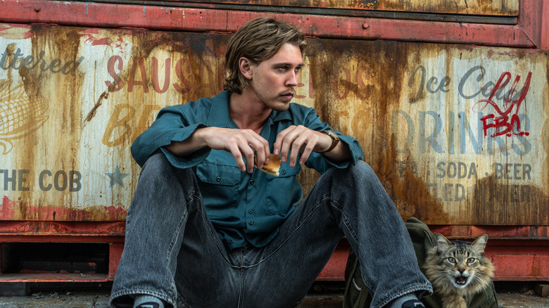 Austin Butler în rolul lui Hank mâncând un hot dog cu mugur pisica în furtul prins