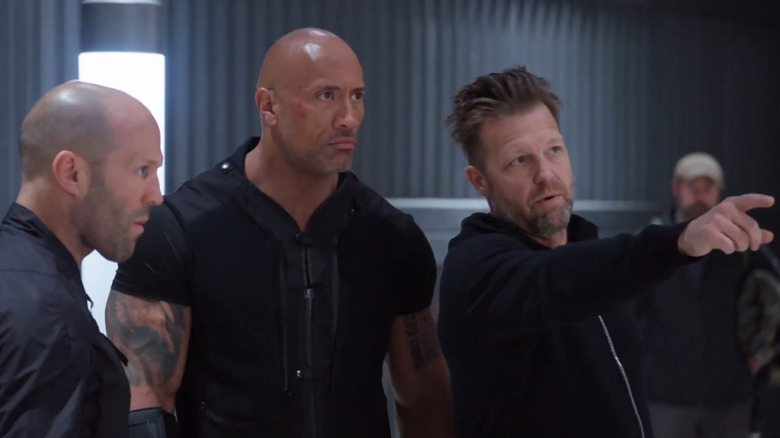 David Leitch regizând în culise cu Jason Statham și Dwayne Johnson pe platoul Hobbs & Shaw