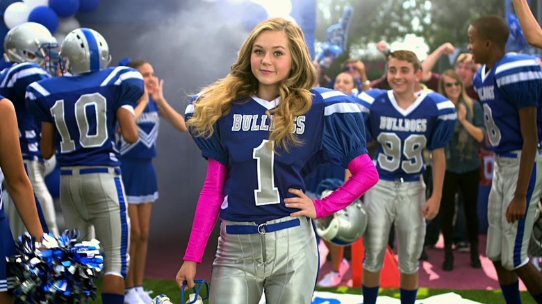 Brec Bassinger dă o uniformă de fotbal ca Bella Dawson în Bella și Bulldogs