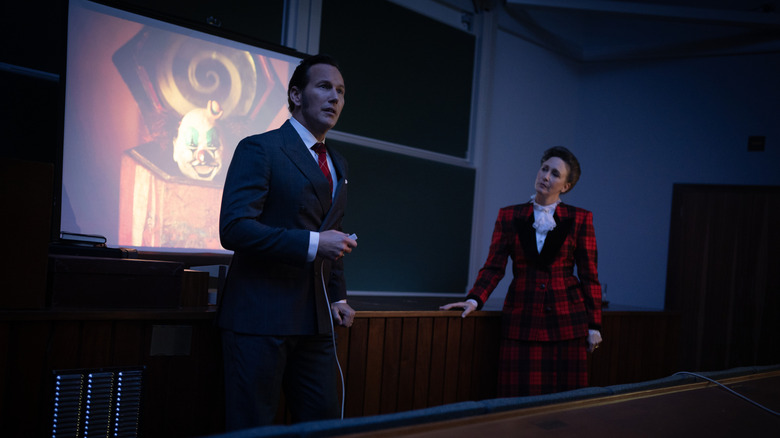 Patrick Wilson și Vera Farmiga ca Ed și Lorraine Warren făcând o prezentare în The Conjuring: Ultimele rituri