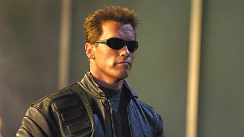 Terminatorul purtând ochelari de soare și o geacă de piele în Terminator 3