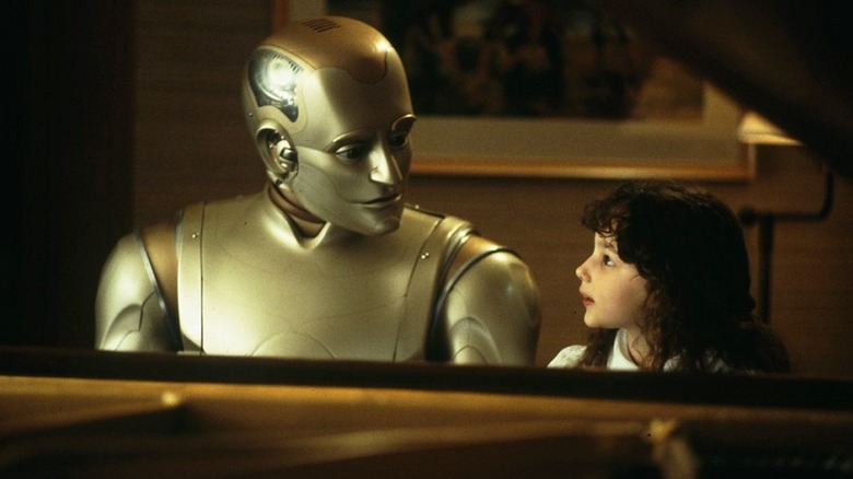 Andrew (Robin Williams), un robot metalic elegant și Little Miss (Halle Eisenberg) stau la un pian grandios într -o cameră aprinsă, fețele s -au întors unul pe celălalt cu expresii curioase în bărbatul bicentenar