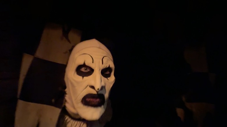 Art Clovnul iese din întuneric la Universal's Halloween Horror Nights Terrifier Maze