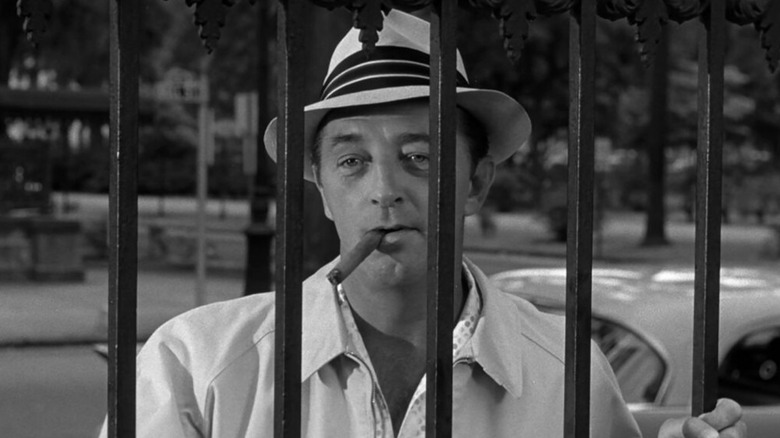Robert Mitchum ca Max Cady cu un trabuc în gură în Cape Fear (1962)