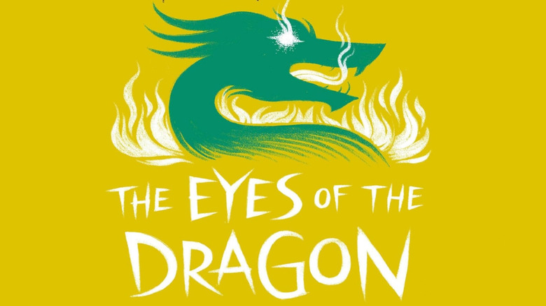 Capacul Audiobook al ochilor Dragonului arată un dragon verde înconjurat de flăcări, un fundal galben, 