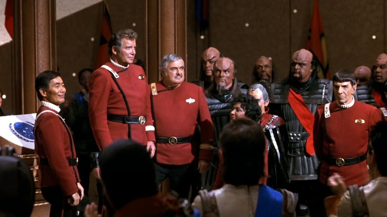 Kirk, Scotty și alții care stau în jurul unei mari camere politice din Star Trek VI: Țara nedescoperită