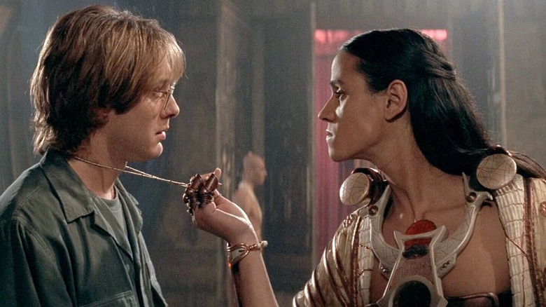 Ra (Jaye Davidson) apucă amuleta purtată de Daniel Jackson (James Spader) în Stargate