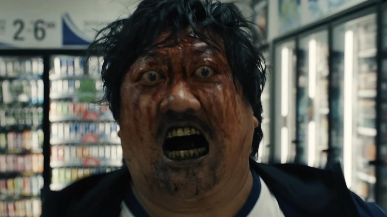 Marcus Bloodied alergând printr -un supermarket