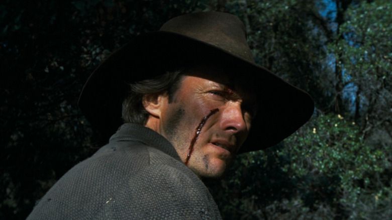 Clint Eastwood în rolul lui Josey Wales, cu o gâscă mare în față în haiducul Josey Wales