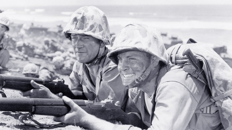 Sgt. Stryker și un coleg de solider cu o armă în timpul unei bătălii în nisipurile lui Iwo Jima