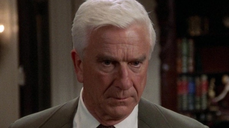 Frank Drebin privind în jos