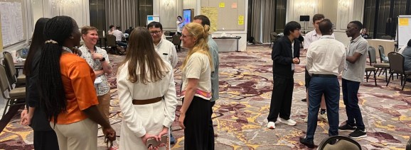 Două grupuri de oameni în picioare care se ocupă între ei