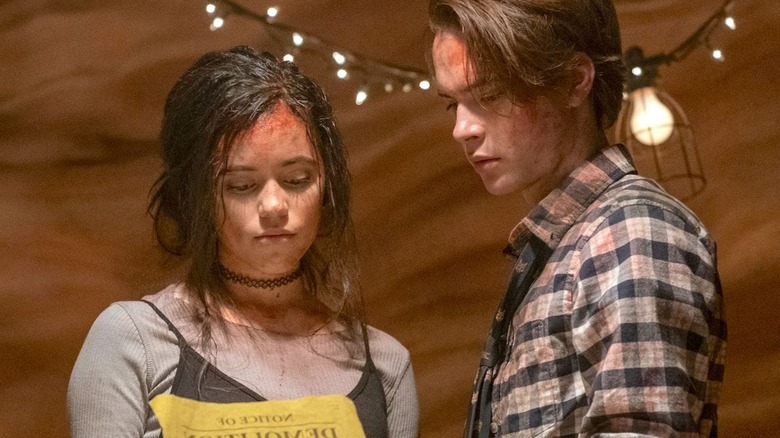 Phoebe și Cole lucrează împreună pentru a învinge cultiștii în Babysitter: Killer Queen