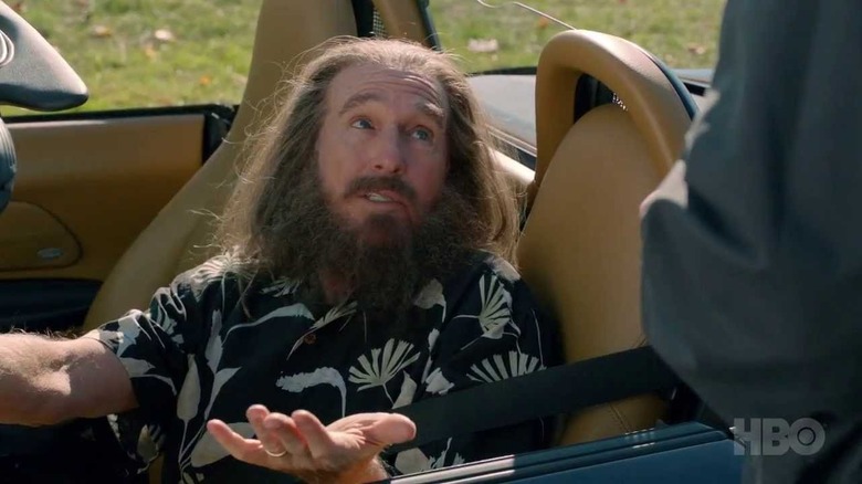 Nathan Flomm, îmbrăcat într -o cămașă hawaiană, stă pe scaunul șoferilor mașinii sale sport în timp ce se uită în sus la ofițerul de poliție, chiar de pe ecran, care l -a tras 