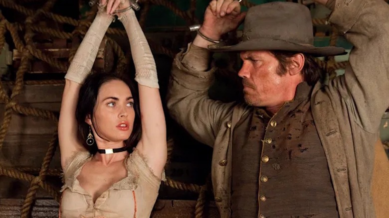 Josh Brolin în rolul lui Jonah Hex și Megan Fox ca Lilah Fox sunt înlănțuiți în Jonah Hex