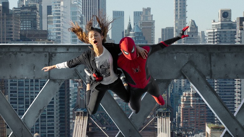 Zendaya în calitate de MJ care zboară prin aer cu Tom Holland, potrivit ca Spider-Man în Spider-Man: No Way Home