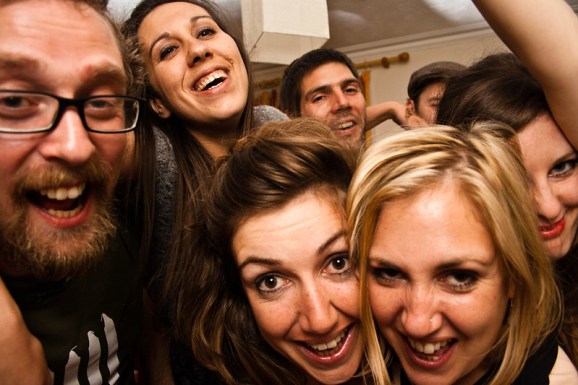 O fotografie a unui grup de oameni festivi