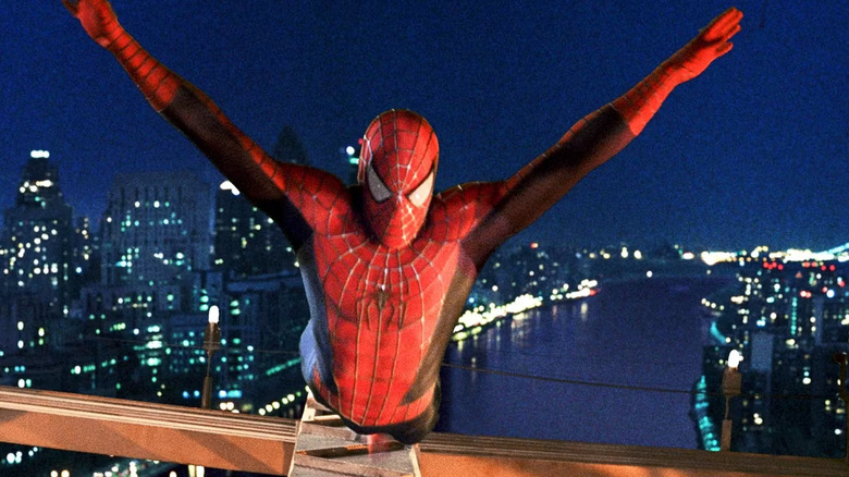 Spider-Man sare din vârful unui șantier cu brațele întinse 