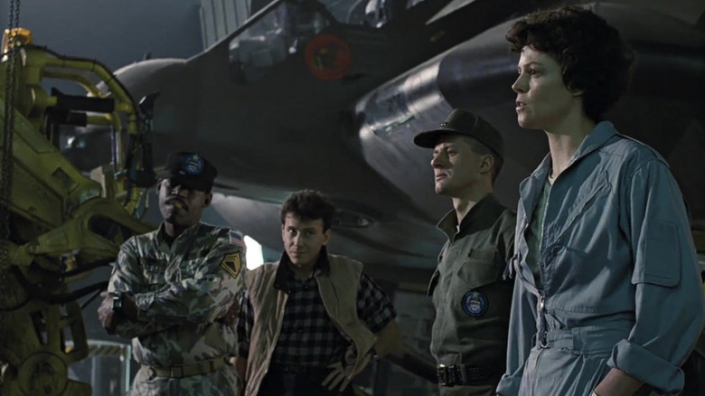 Ellen Ripley înconjurat de agenți într -un hangar în extratereștri
