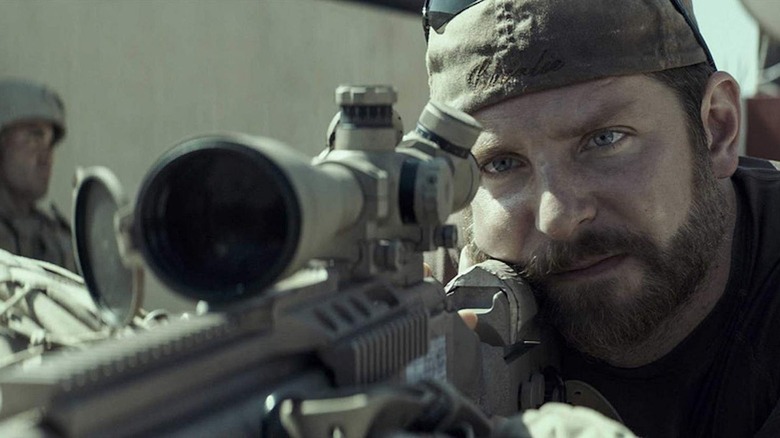 Bradley Cooper aliniază o lovitură fatală ca Chris Kyle în American Sniper