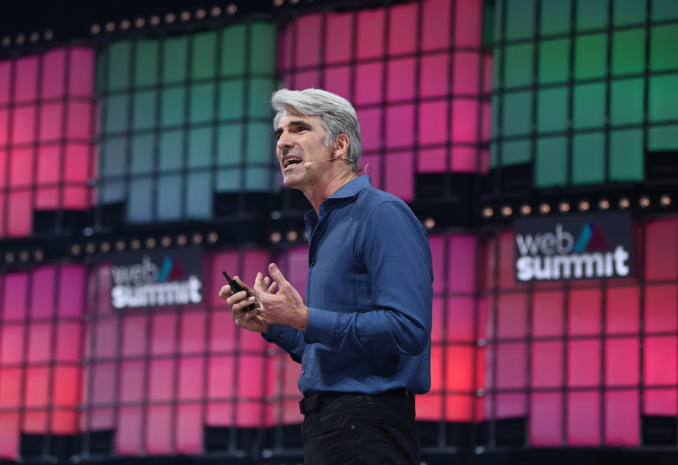 Tim Cook spune că AI este acum prioritatea Apple, „mai mare decât ...