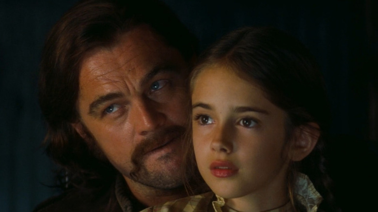 Leonardo DiCaprio ca Rick Dalton interpretează o scenă cu Julia Butters în rolul lui Trudi Fraser pe Bounty Law in Once Upon a Time ... la Hollywood