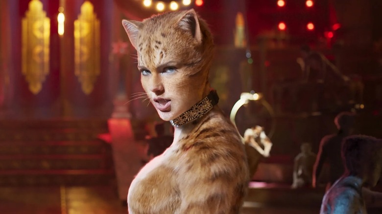 Taylor Swift îi dă totul ca Bombalurina la pisici