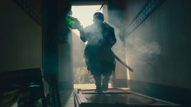 Toxie alergând cu personalul său în Toxic Avenger (2025)