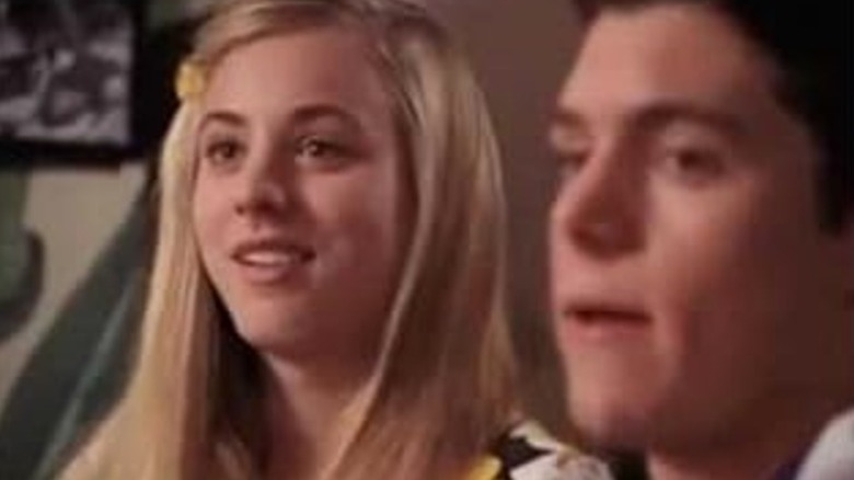 Kaley Cuoco în rolul lui Maureen McCormick pe platoul Brady în creșterea lui Brady