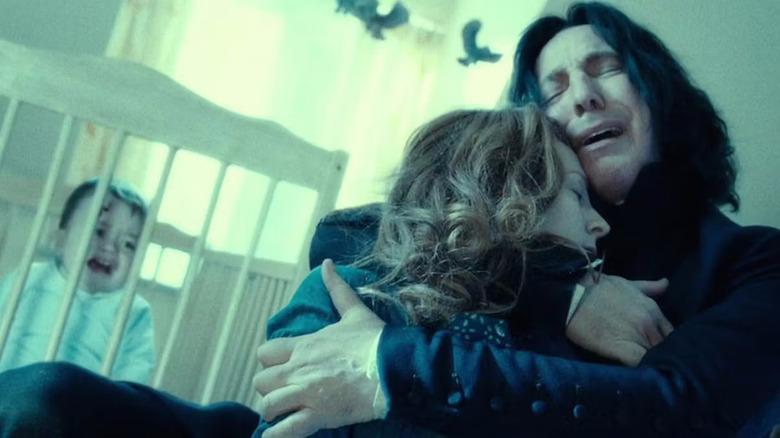 Snape ținând o crin mort și plângând în fața bebelușului Harry în Harry Potter și The Deathly Hallows Partea 2