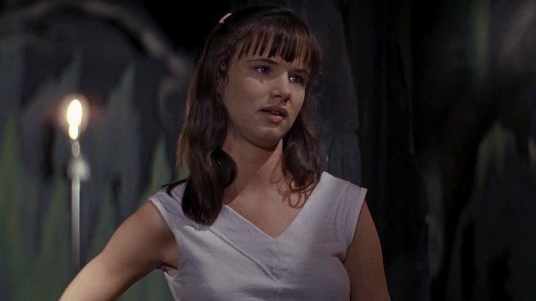 Juliette Lewis în rolul lui Danielle Bowden privind pe cineva din Cape Fear