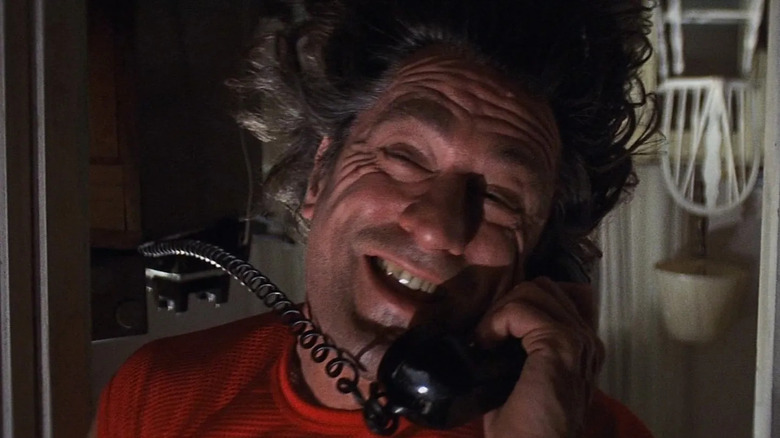 Robert de Niro ca Max Cady atârnat cu susul în jos în timp ce vorbea la telefon