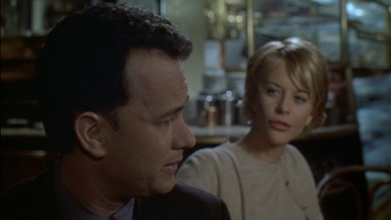 Joe Fox de la Tom Hanks se întoarce să se uite la Kathleen Kelly din Meg Ryan în You Got Mail