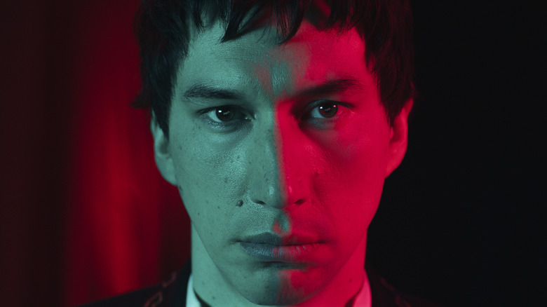 Cesar Catilina aprinsă de lumină roșie și albastră în megalopolis