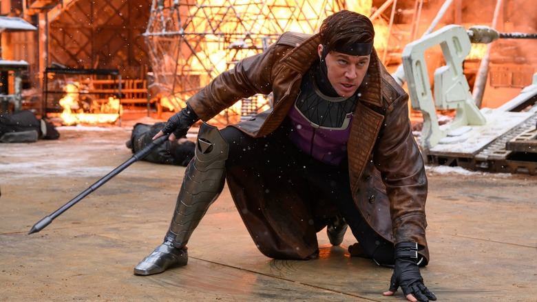Channing Tatum în timp ce Gambit s -a ghemuit pe teren cu personalul său din Deadpool & Wolverine