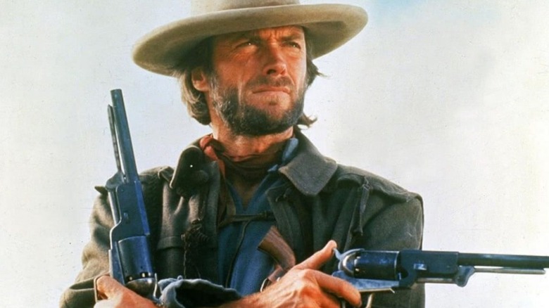 Josey Wales care își ține armele în haiducul Josey Wales
