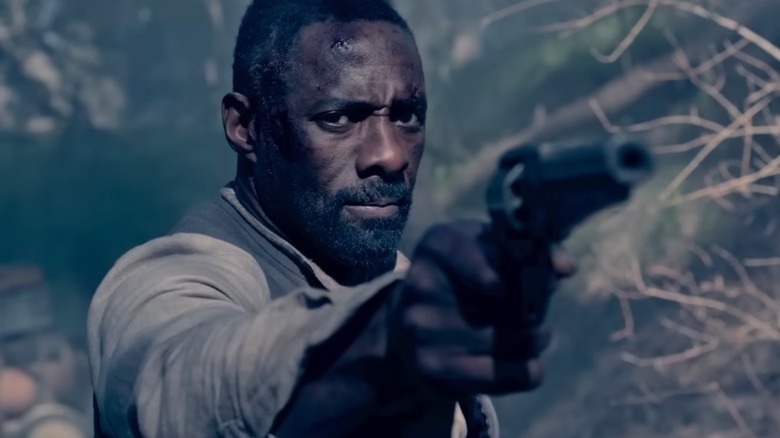 Idris Elba în calitate de armăt care își îndrepta arma