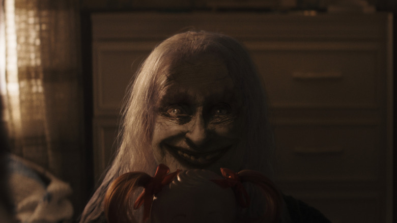 O femeie fantomă rânjind în Conjuring: Ultimele rituri