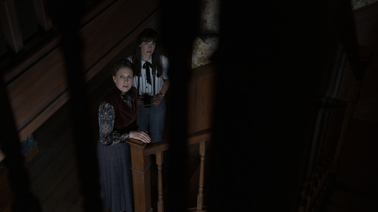 Lorraine și Judy caută câteva scări în Conjuring: Ultimele rituri