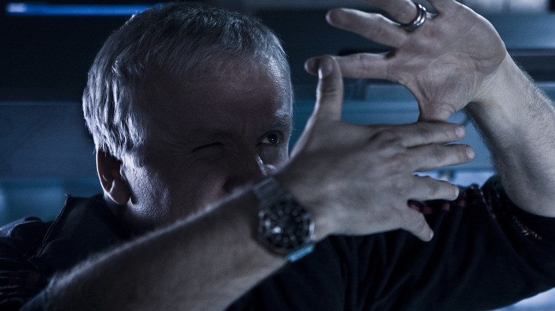 James Cameron dimensionând o lovitură