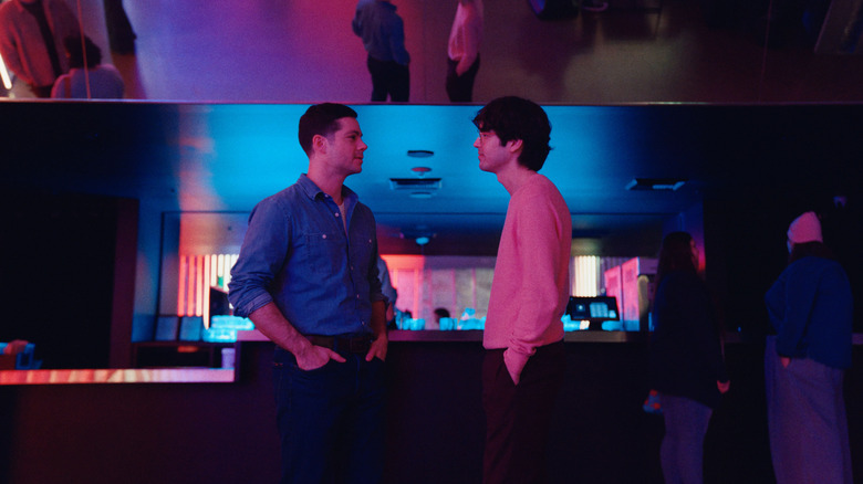 Roman și Dennis la o petrecere în Twinless